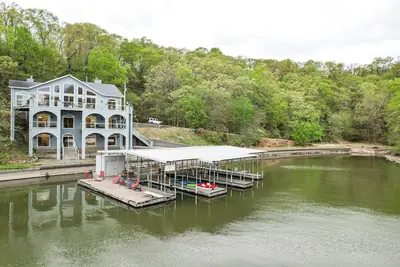 Image de Huge! Sleeps 30-Kayaks, Pedal Boat & Paddle Boards