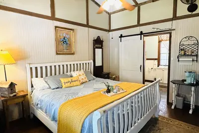 Image de King Size Bed Suite Closest to First Monday Trade Days