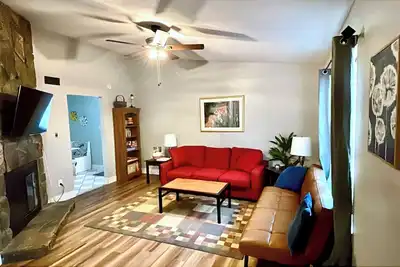 Image de Peaceful Raleigh Retreat! Deck & Fire Pit, Wooded Lot, 5 min to 540