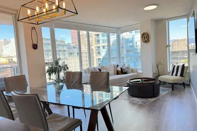 Image de Recently Renovated 10m Walk Bc Place  2. 5bdrm Condo w Parking, Pool, Sauna + A/C