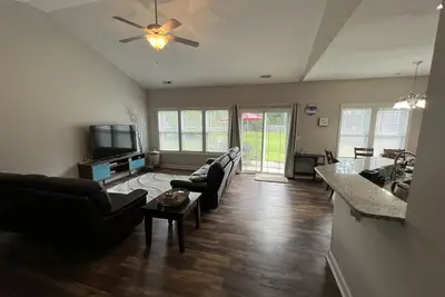 Image de Beautiful Home- 1 acre of land with privacy fence