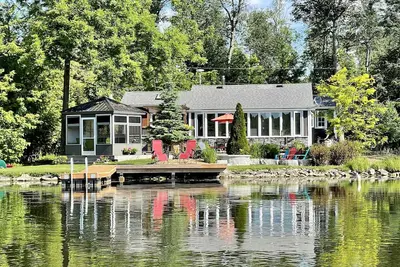 Image de Come Escape to the Water’s Edge Hideaway!