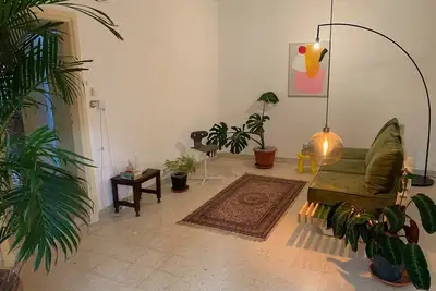 Image de Room in Cosy Design House With big Garden and Glasshouse