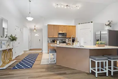 Image de New remodeled home with patio in cul-de-sac. 12 sleep accommodating.