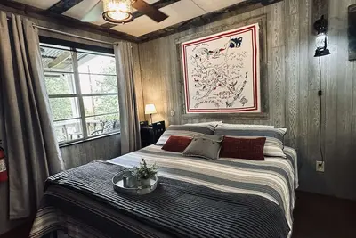 Gold Panner's Bunkhouse Sleeps 2 With King Size Bed