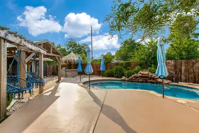 Image de Outdoor Oasis w Heated Pool! Updated & Family/Pet Friendly. Mins to Downtown!