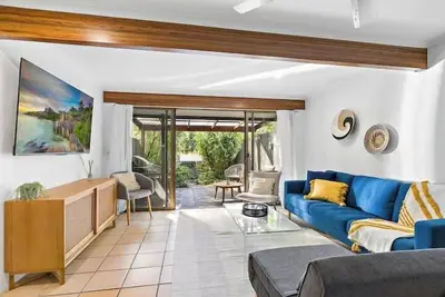 Image de Unit 13 - Stylish Townhouse, private courtyard walk to beach