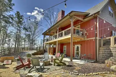 Image de Mins to Blue Ridge Fire Pit Fully Fenced Backyard Perfect for Pets WineriesClose