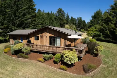 Image de ☀️🌲Falcons Perch: Nature Lover's Dream, in coastal hills above Blue Lake🪶