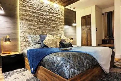 Image de Enjoy relaxing comfort in this uniquely designed home - 5min from Frontier Park