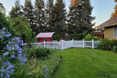 Image de Beautiful House w/ Desireable  Pool Oasis and Fire Pit and Hot Tub