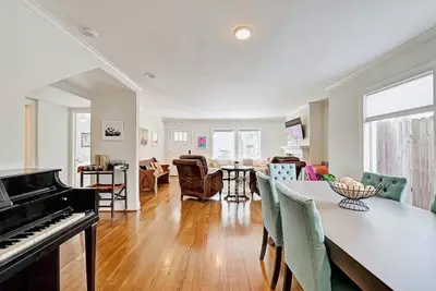 Image de Gorgeous Upscale Bungalow in Montrose 3/4 Bedrooms\n