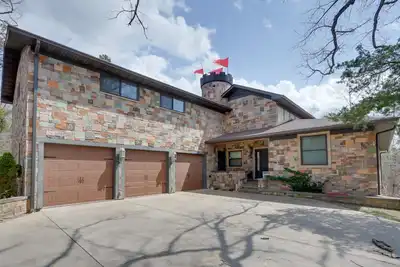 Image de 'Dragon Castle' w/ Secret Passage, Dock, & Hot Tub