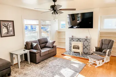 Image de Downtown Two Bedroom Craftsman Home- 2 Minute Walk to the Plaza