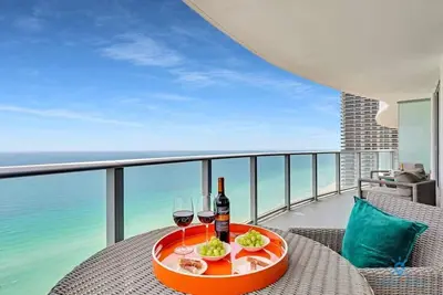 Image de Luxury Oceanfront Condo: Pools, Beach, & Balcony