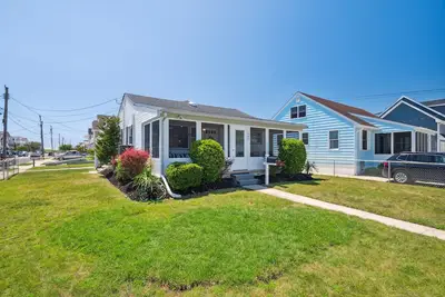 Pet-Friendly Cottage 1 Block to Beach Bay Access\nDM Special Spring Prices
