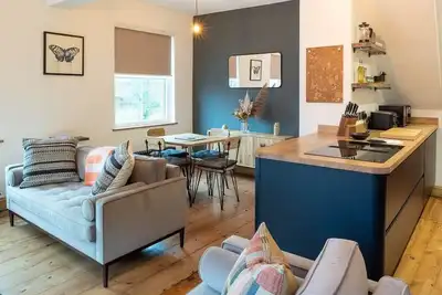 Stylish Quayside Apartment with River View