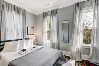 Image de Spacious & Bright Park Side 2bdr ★ Downtown Victorian District