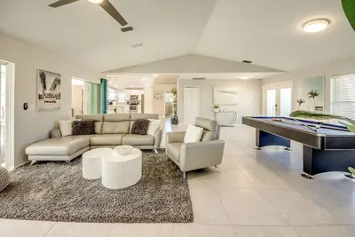 Image de Villa Sunset Avenue-piscine, table de billard, vue sur l'eau, kayaks, moderne