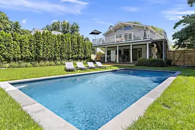 Image de Contemporary Beach Cottage by the Water, Open Living Spaces, Steps Away. . .