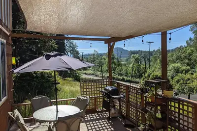 Image de House with McKenzie River Access