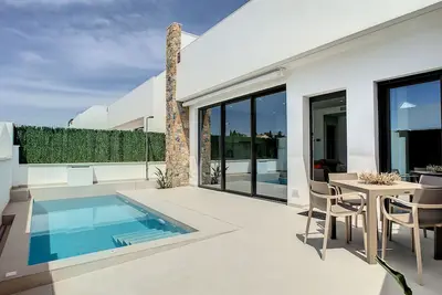 Image de Villa avec piscine privée et terrasse sur le toit