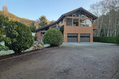 Image de Spacious home with large yard and hot tub- Nearby beach access and dog Friendly!