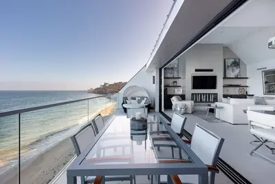 Image de Exquisite Beach Front Home With Beautiful Views & Outdoor Living