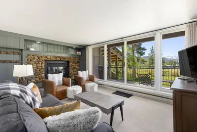 Image de Spacious Condo with New Updates, Pool & Hot Tub Access, Shuttle to Slopes