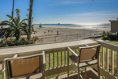 Image de Upper Beachfront Cottage -Steps from the beach - D10 North Coast Village