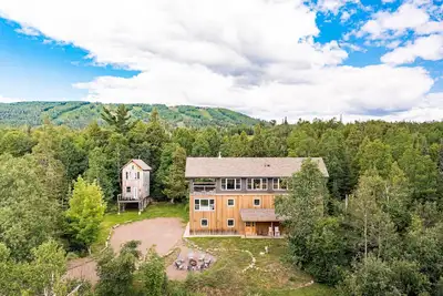 Image de Treehouse Retreat - Wood Burning Sauna - Scenic Views - Sleeps 12!