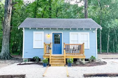Image de Cozy, Modern Waterfront Cottage + 2. 5 acres on Bayou in the Heart of Lafayette