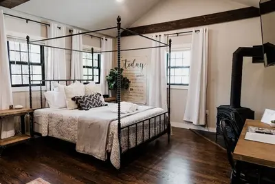 Image de Cottage #9 Walk-in Shower Hot Tub Poster Bed