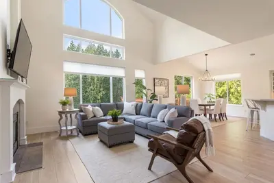 Large Open Home on Golf Course with Chef's Kitchen