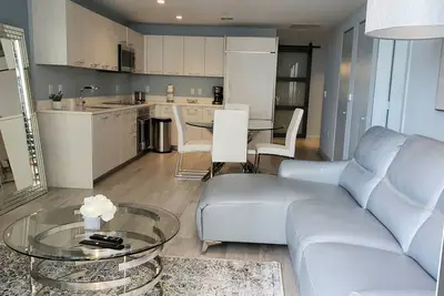 Image de Miami Escape: 1br+Den near Best! Nightlife, Restaurants, Shops & Luxe Amenities