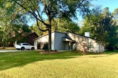 Image de Beautiful, Stylish, Clean & Comfortable home - Fenced Backyard