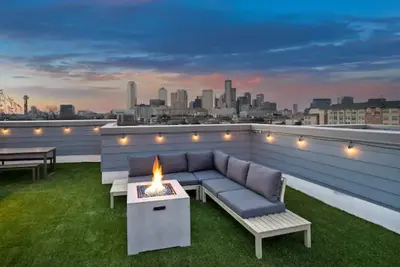 Image de 4story Townhome w/Dallas Skyline Rooftop & garage!