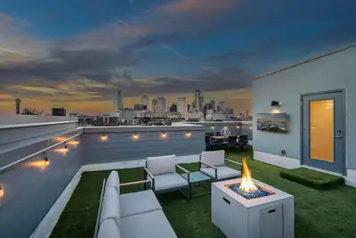 Image de Private Dallas Skyline rooftop home with garage!