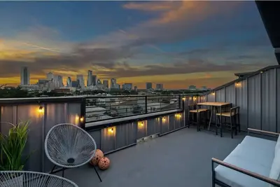 Image de Ultra-Luxe Townwhome with Dallas Skyline Rooftop