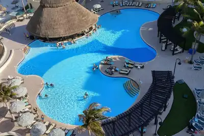 Image de Two bedroom pool And ocean view Royal Sands Resort!