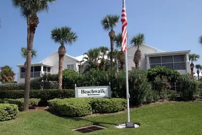 Image de Coastal Charm: Updated Two-Bedroom Retreat Just a Short Walk from the Ocean