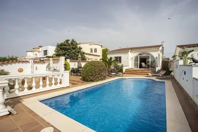 Image de Maison de plain pied au canal avec piscine et amarre