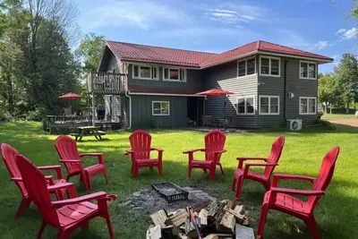 Image de 2 Mins to Water, entire house in Port Elgin sleeps 8 and comes with Free Parking