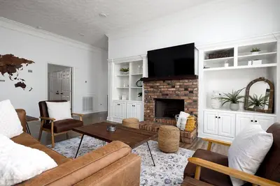 Image de Timeless Midtown Craftsman • 2br, 2ba • 15 Mins to Ft Moore