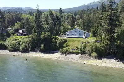 Image de Olympic Forager House on the water with hot tub and kayaks