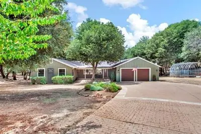 Image de Family friendly, spacious and confortable Cabin with a wood Fireplace.