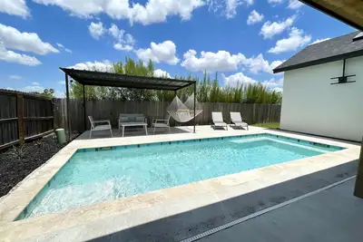 Image de Newly built modern farmhouse w/private pool! Central location