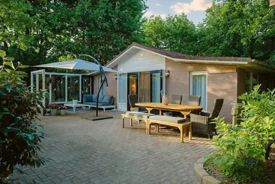 Image de Comfortably furnished holiday home surrounded by trees with plenty of privacy and spacious garden.