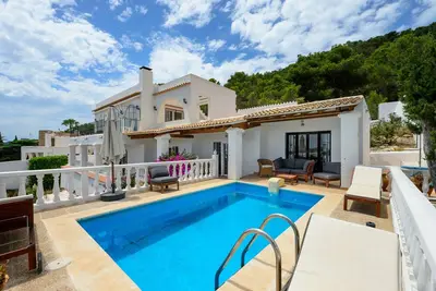 Image de Maison de vacances \"Can Carlos Ibiza\" avec vue sur la mer, piscine, terrasse et jardin.