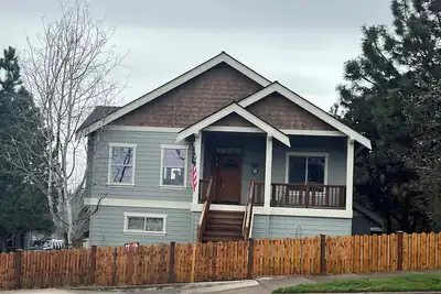 Image de Awbrey Road House is a spacious home one mile from down town Bend